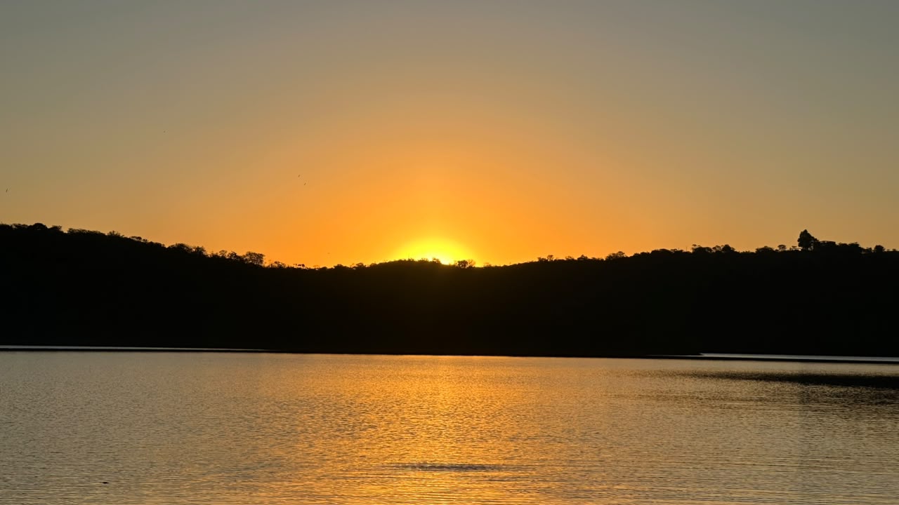 Pôr do sol refletido no Lago Corumbá IV